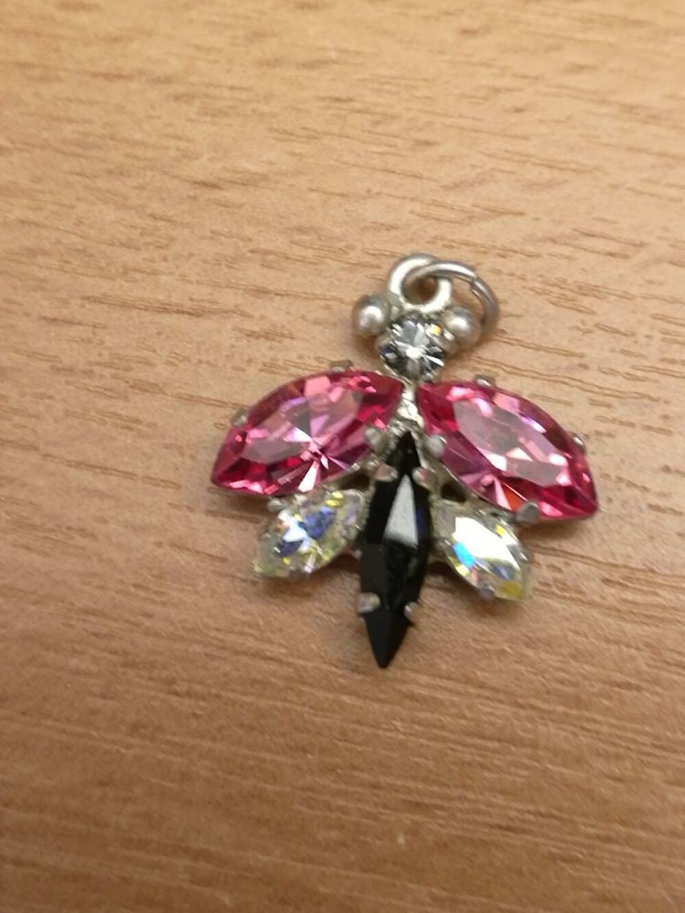 pendentif bijoux pierre rose et transparente Bijoux et montres