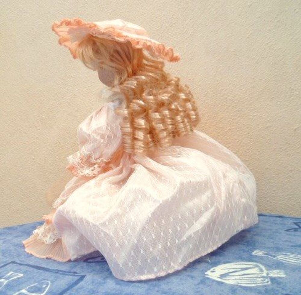 Poup&eacute;e porcelaine sur coussin 