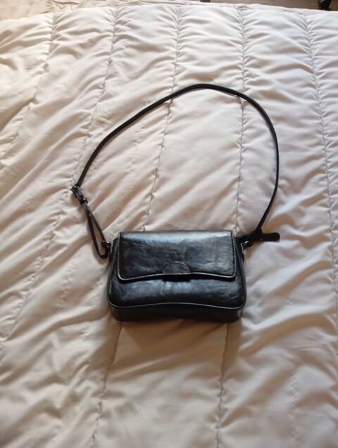 sac   main noir bandoulire 40 Paris 20 (75)