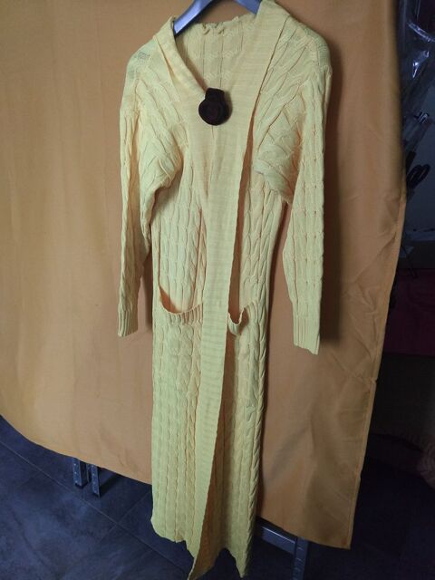 joli gilet jaune doux pour GRANDE fille-femme 25 Châteauroux (36)