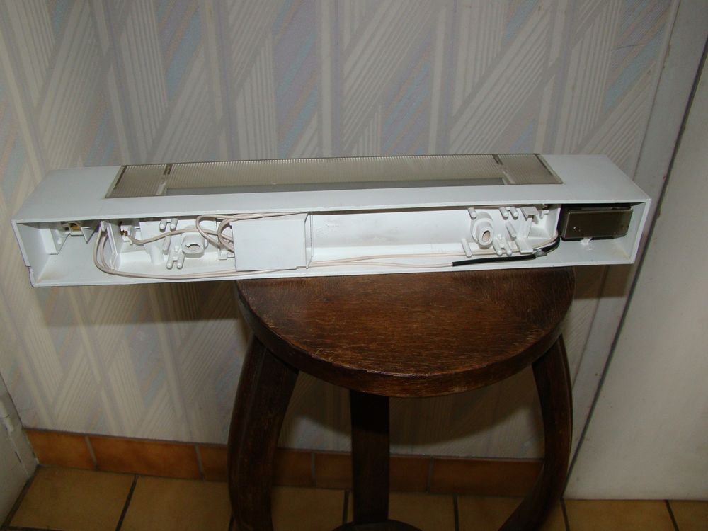R&eacute;glette avec n&eacute;on vintage
Décoration