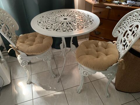 Ensemble table et 2 chaises en fer forg� blanc 199 Nice (06)