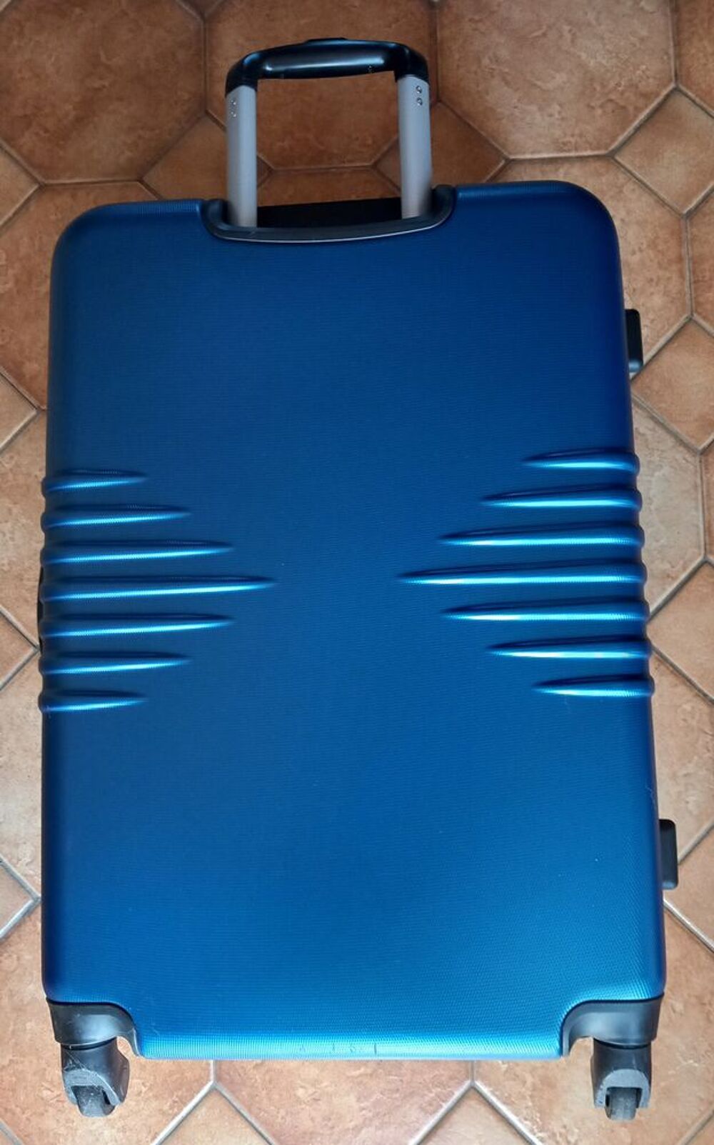Valise bleue taille L (66x46x28 cm). Maroquinerie