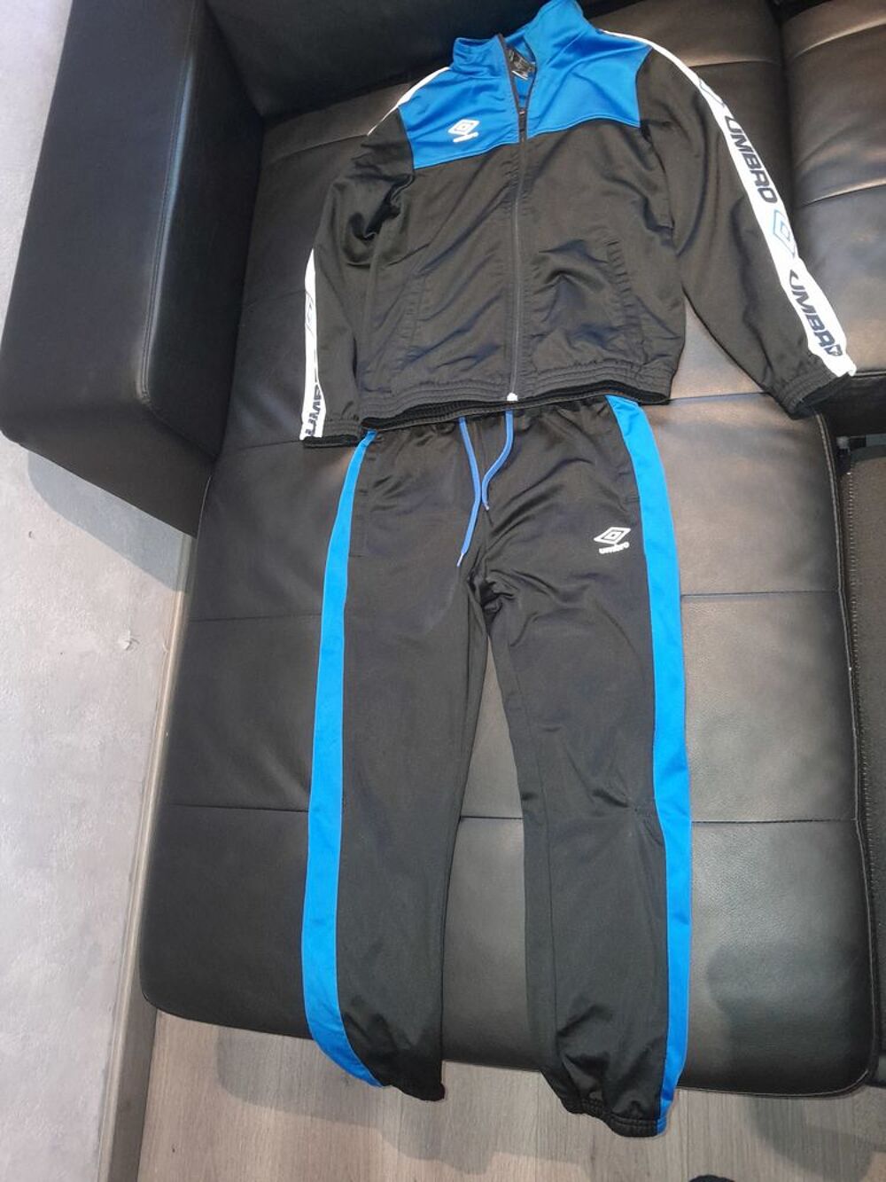 Ensemble surv&ecirc;tement jogging umbro 138 environ 10 ans et don Vêtements enfants