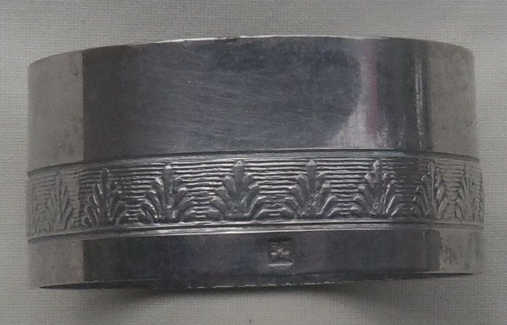 Rond de serviette ancien en m&eacute;tal argent&eacute; avec poin&ccedil;on
Cuisine