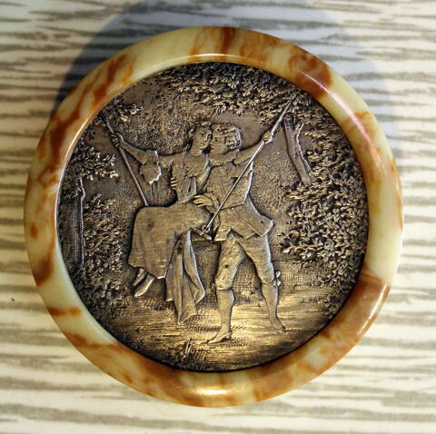 Boite pilulier ou poudrier esprit XVIII eme si�cle 35 Issy-les-Moulineaux (92)