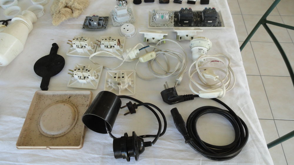 Lot de pi&egrave;ces &eacute;lectrique , plomberie et gaz Bricolage