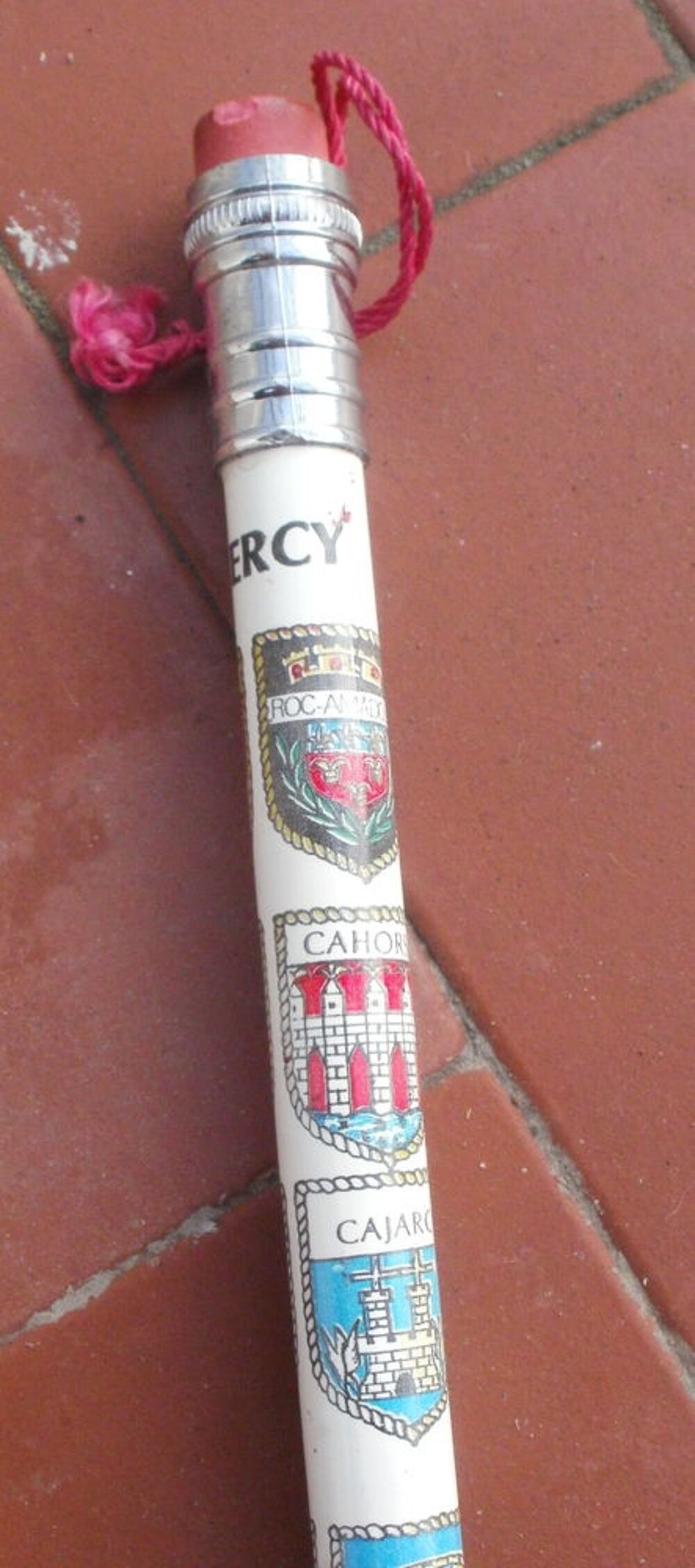 CRAYON de BOIS sur le QUERCY et ses blasons, 38 cm Décoration