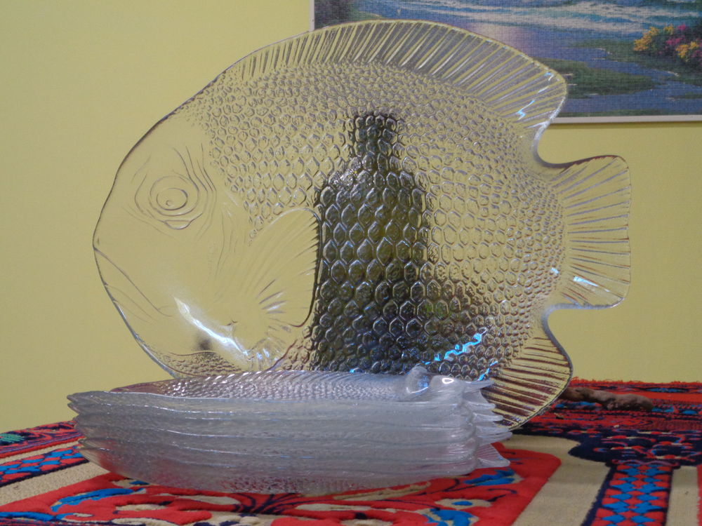 Service &agrave; Poisson avec son plat de pr&eacute;sentation . Cuisine