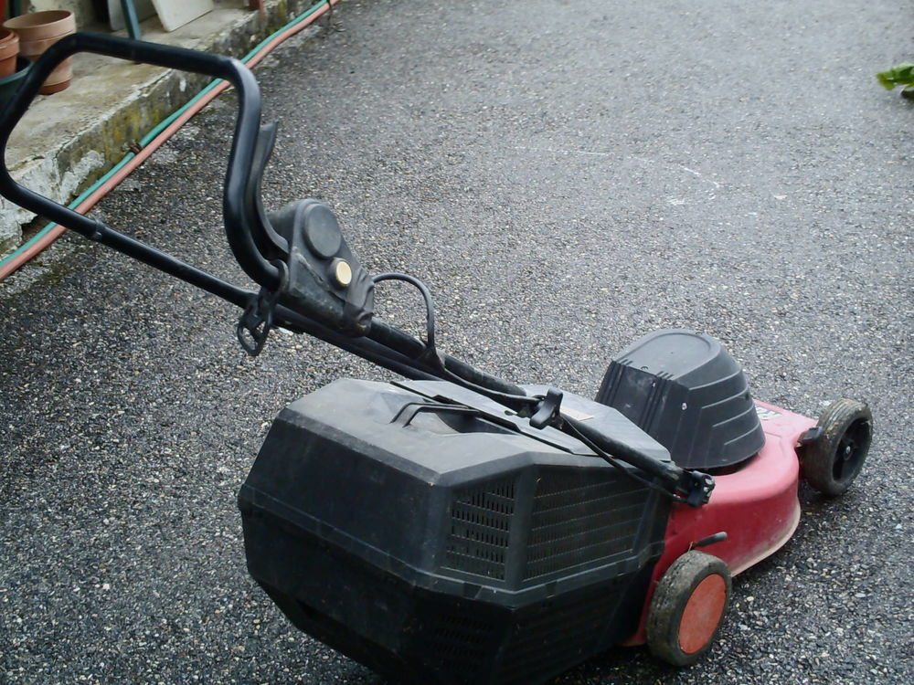 TONDEUSE A GAZON ELECTRIQUE Marque " RASER " 
Bricolage