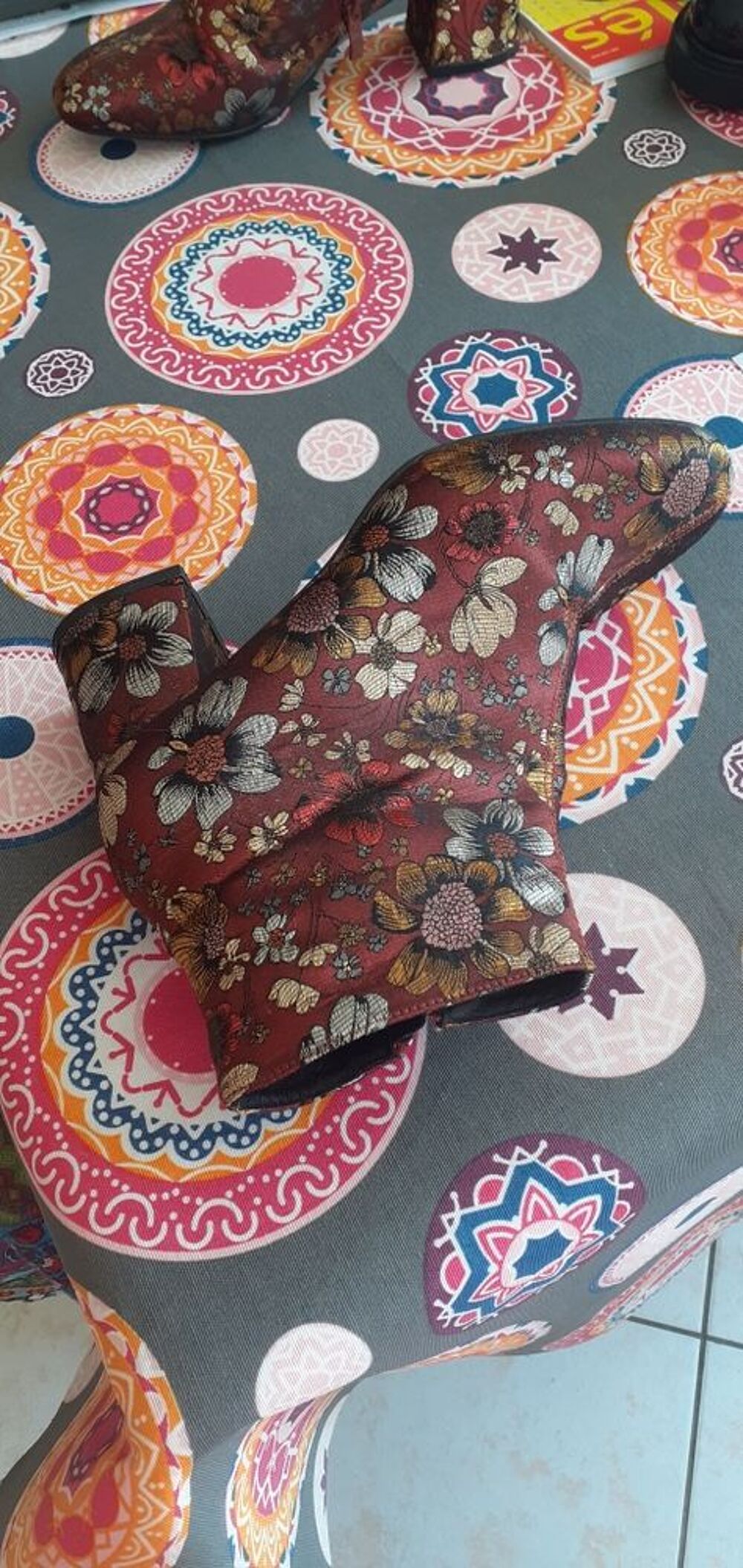 Bottines &agrave; talons fleuries sur fond bordeaux metallis&eacute; Chaussures