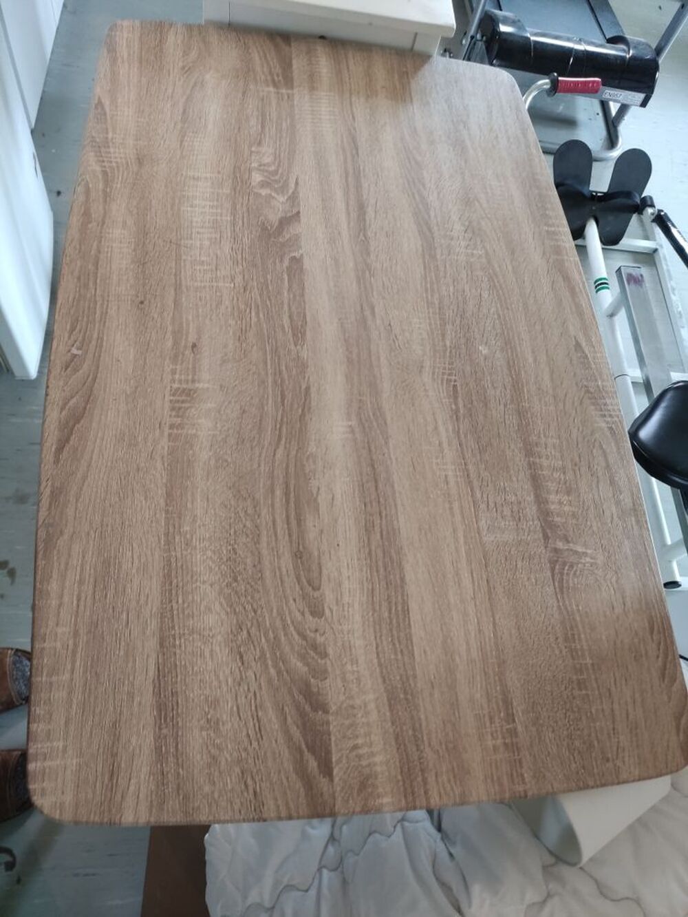 table de cuisine avec 4 chaises effet bois. Meubles