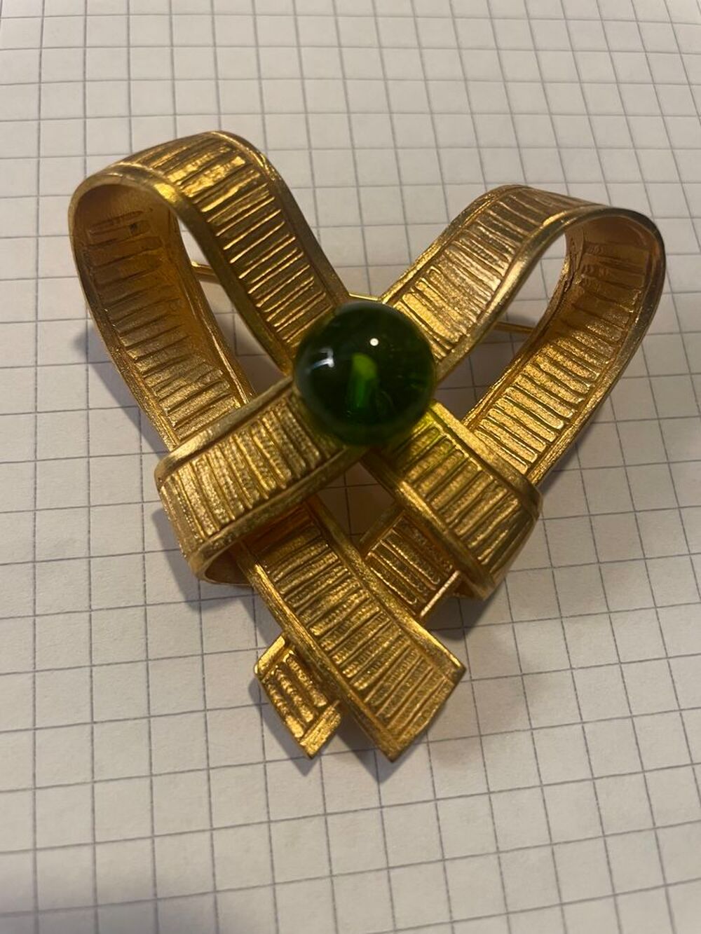 Broche coeur GM dor&eacute; cisel&eacute; avec perle verte ANTIGONA Mus&eacute;e Bijoux et montres