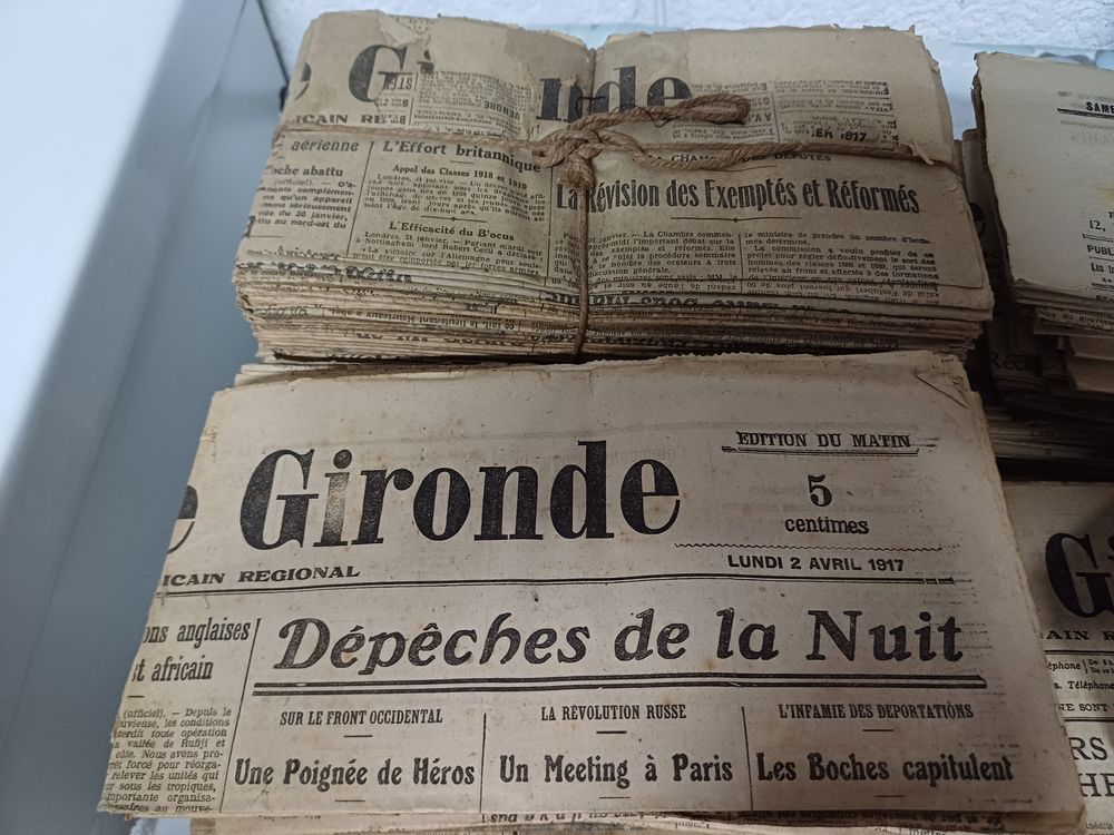 Vieux journaux datant de 1914 ..... Livres et BD