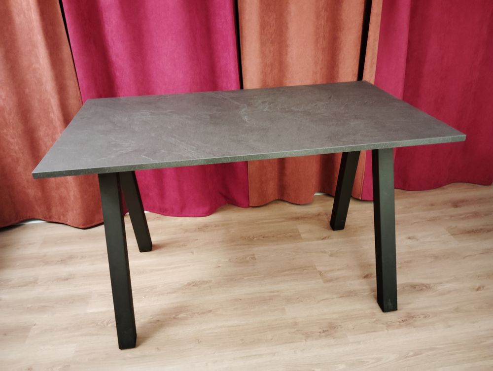 Table haute rectangulaire et 2 chaises hautes Meubles