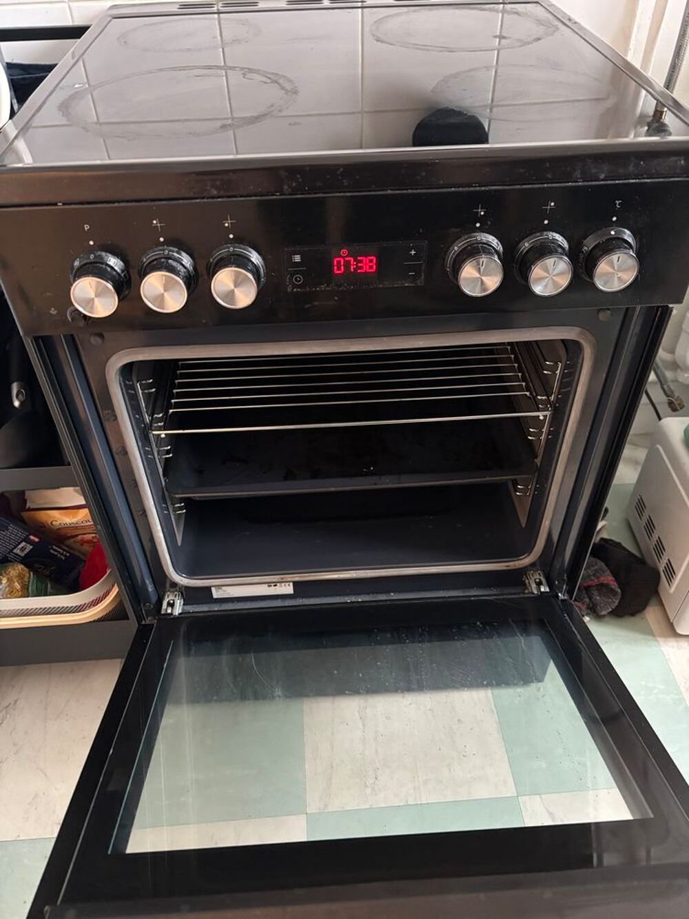 Cuisini&egrave;re vitroc&eacute;ramique BEKO FSM6730SBCS Electroménager