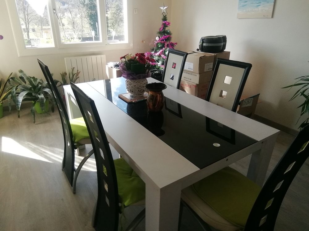 Table plus 6 chaises Meubles
