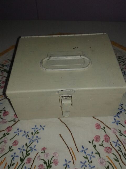 boite ancienne � pharmacie m�tal avec  poign�e de transport 20 Dijon (21)