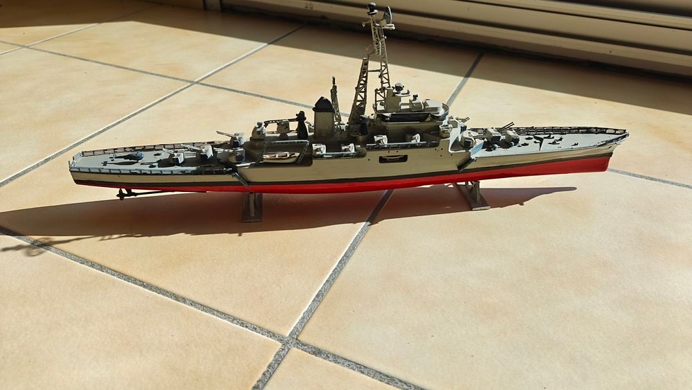 3 maquettes de bateaux militaires Heller ann&eacute;es 1970 Décoration