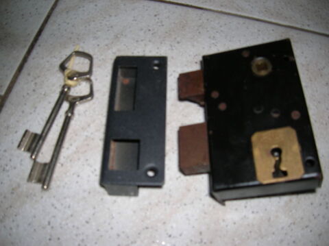 serrure portail en applique verticale gauche+ 2 cl�s Reims (51)