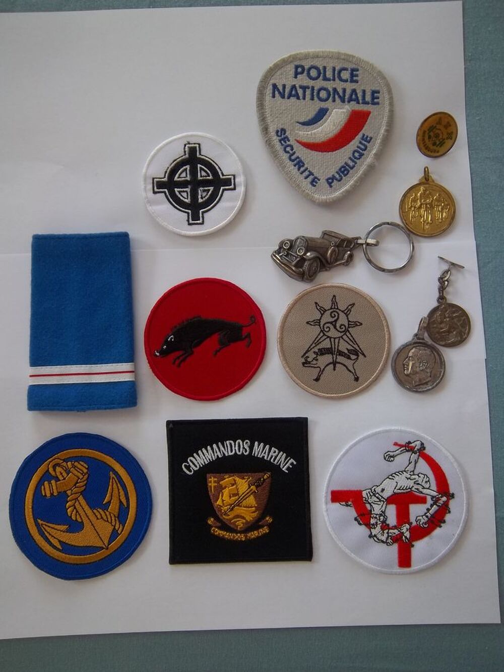 lot militaire divers &eacute;cussons insignes collection 