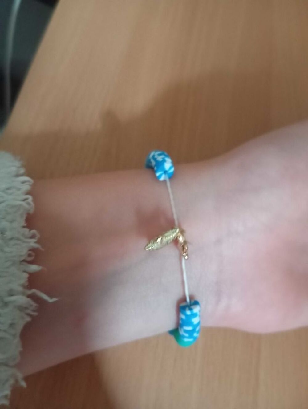 bracelet oeil et perles bleues avec une attache &eacute;toile dor&eacute;e Bijoux et montres