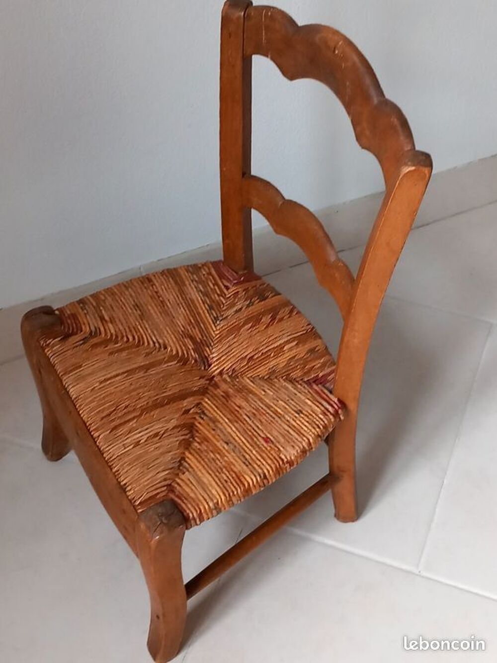 Petite chaise en bois et paille pour enfant. Mobilier enfants