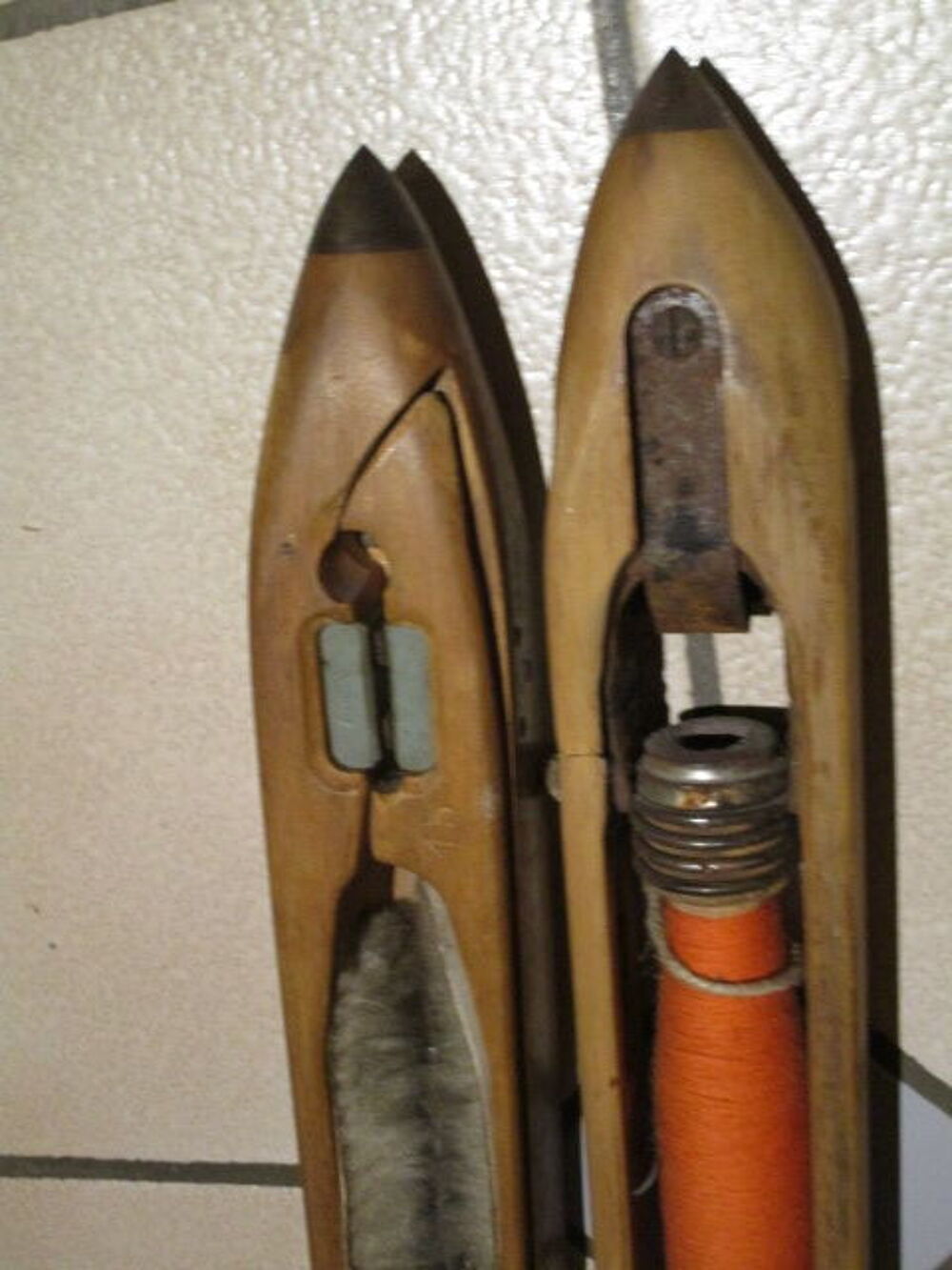 DEUX NAVETTES A TISSER "HEUCHEL--SCHMEING" 