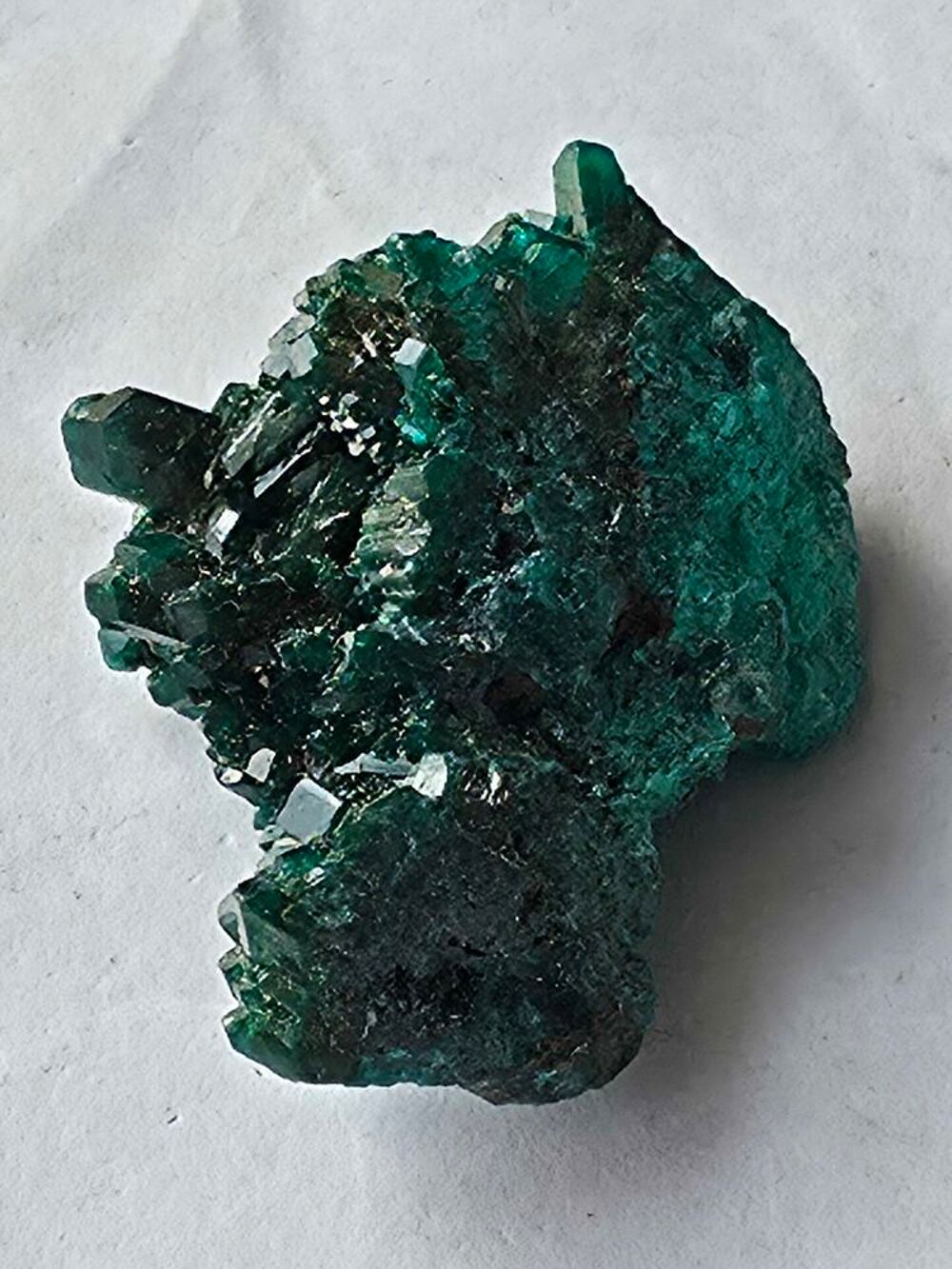 Pierre Dioptase du Katanga, vert &eacute;meraude brillant 