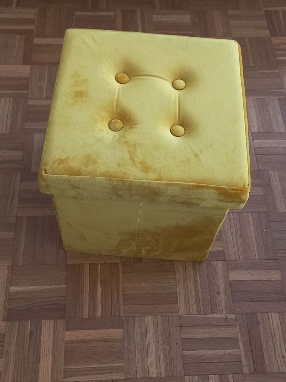 Poufs jaunes. Meubles
