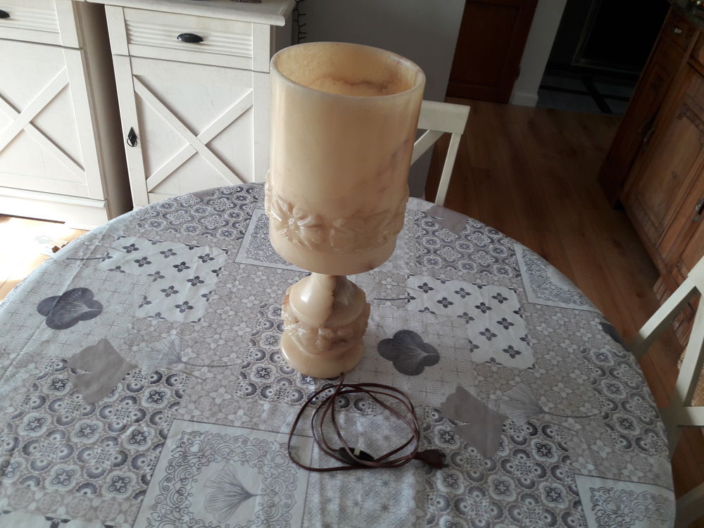 Lampe en alb&acirc;tre.
Décoration