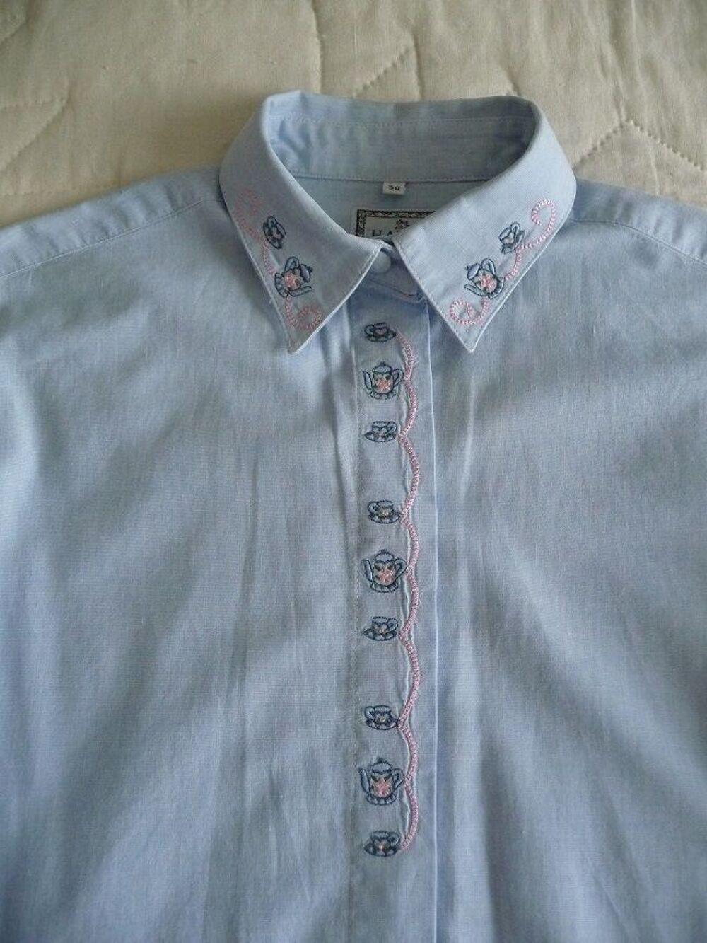 Chemisier bleu ciel brod&eacute; th&eacute;i&egrave;res &amp;tasses T.38 marque HAZAN Vêtements