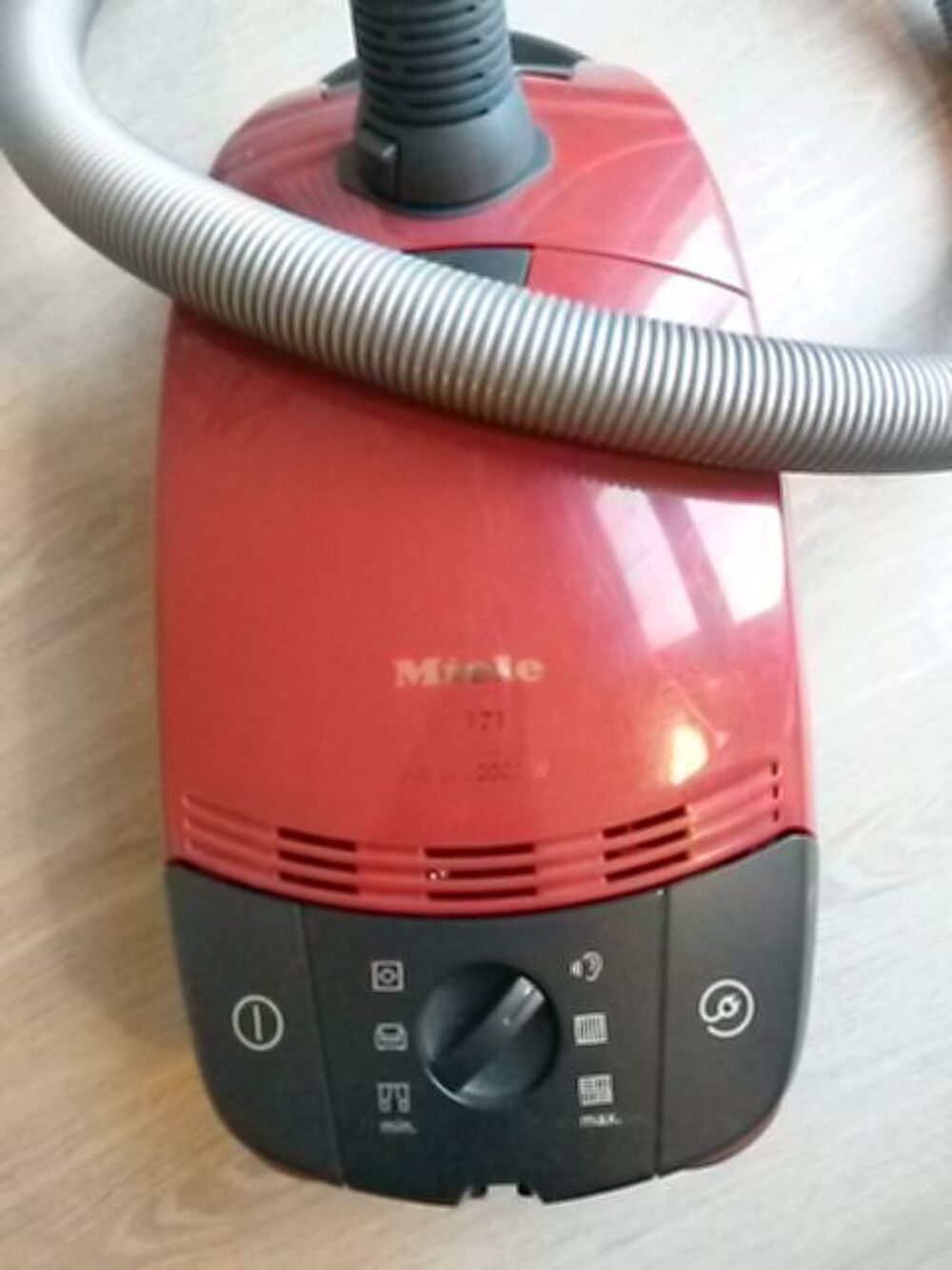 Aspirateur miele hot sale rouge