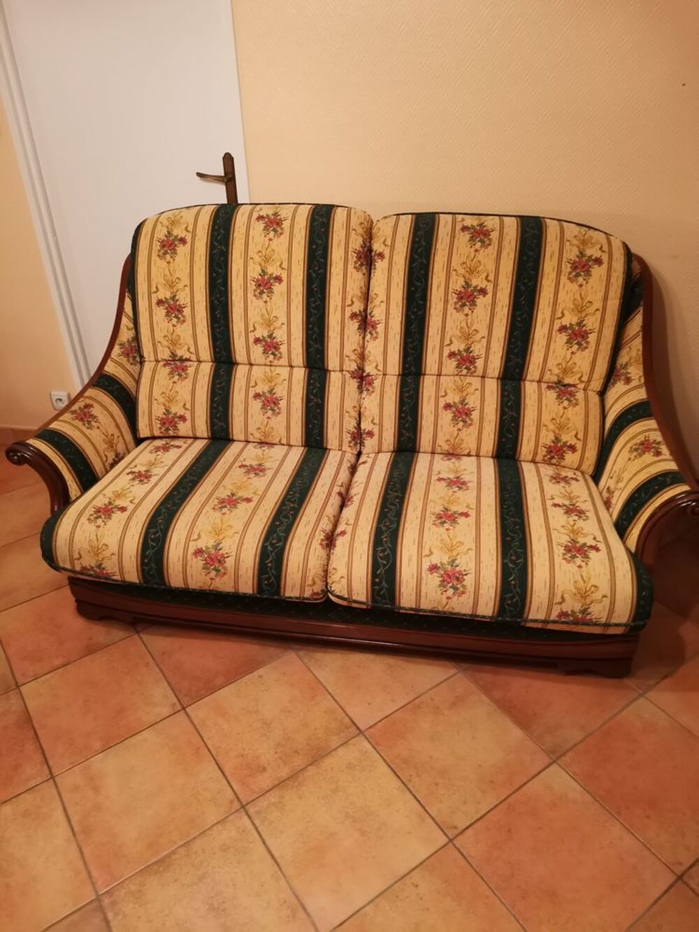 Canap&eacute; et 2 fauteuils en merisier magasin L&eacute;oty Meubles