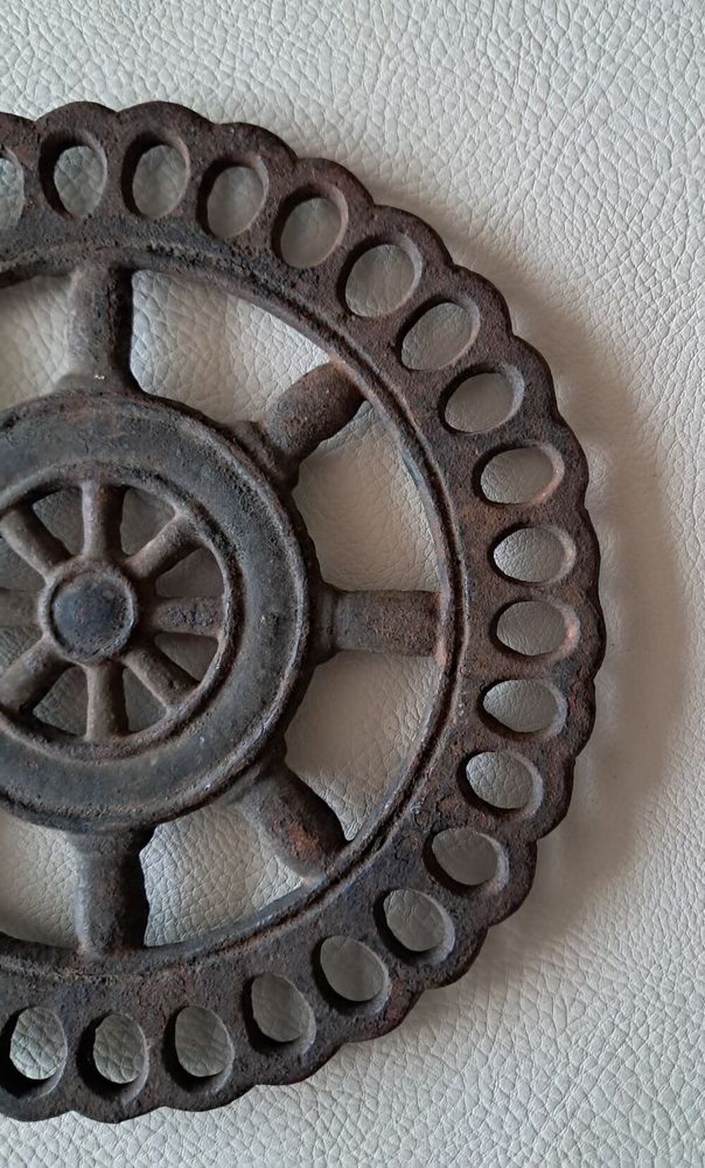 ancien petit dessous de plat en fonte barre de navigation Décoration