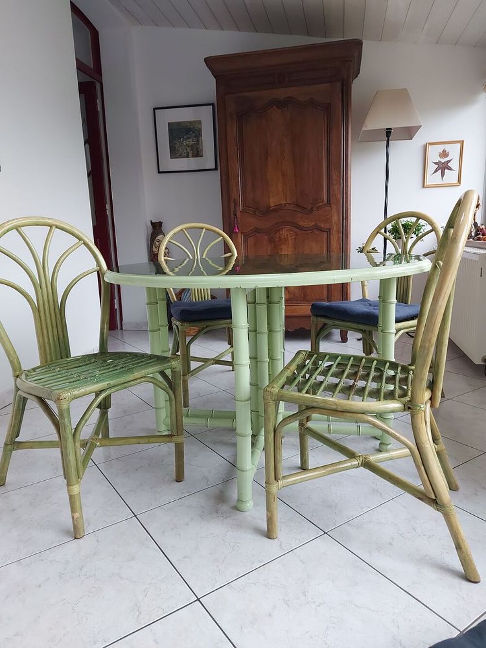 Table avec rallonge en rotin et ses 6 chaises. Meubles