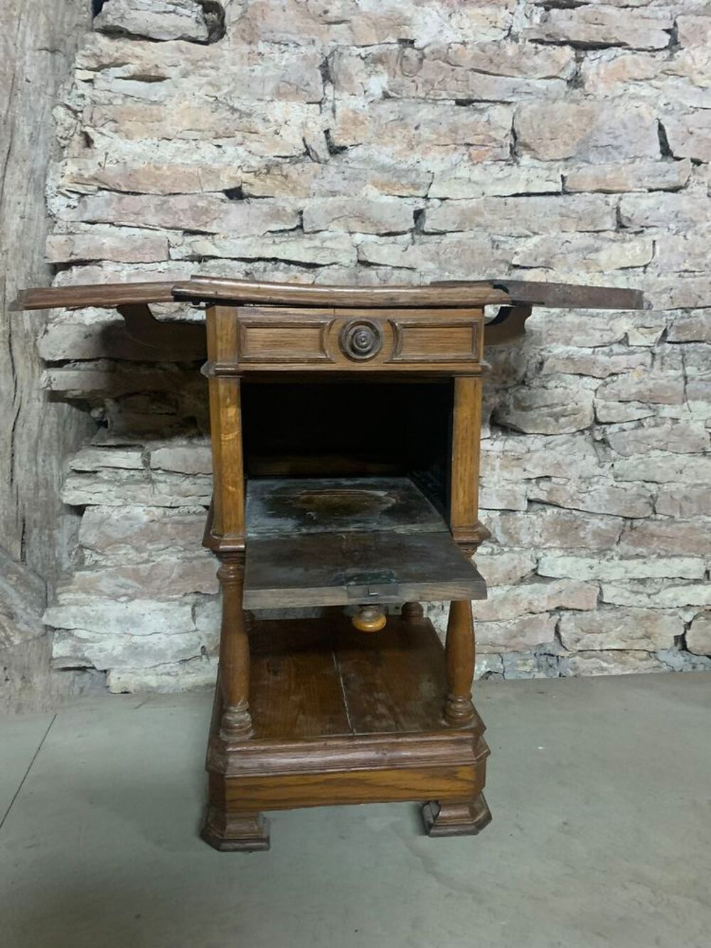 Table de nuit avec volets 
Meubles