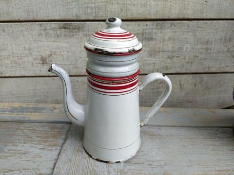 Ancienne Petite Cafeti�re �maill�e � Liser� Rouge
49 Loches (37)