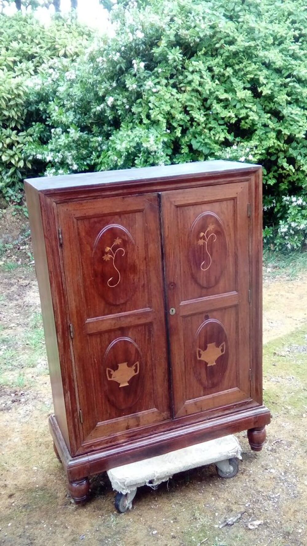 petite armoire ancienne en palissandre marquet&eacute;e
Meubles