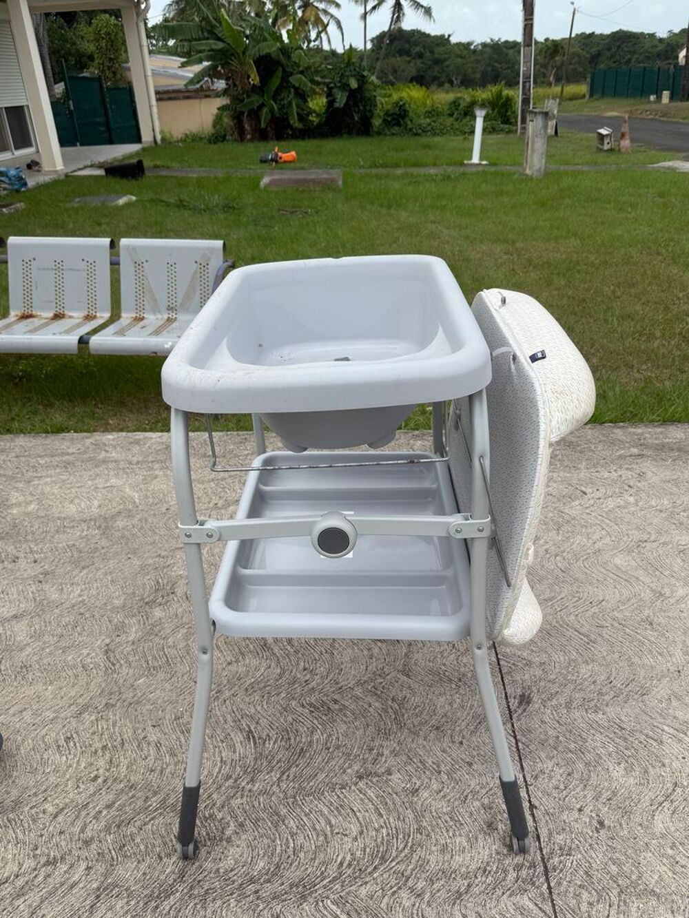 Table &agrave; langer et baignoire Puériculture