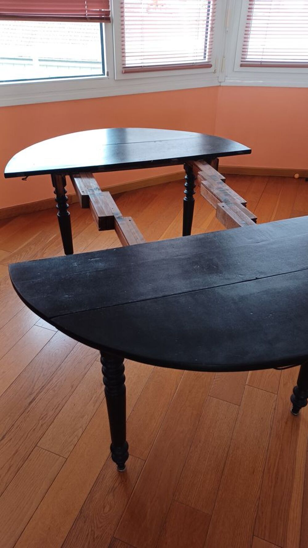 TABLE RONDE LOUIS PHILIPPE NOIRE AVEC 2 RALLONGES
Meubles