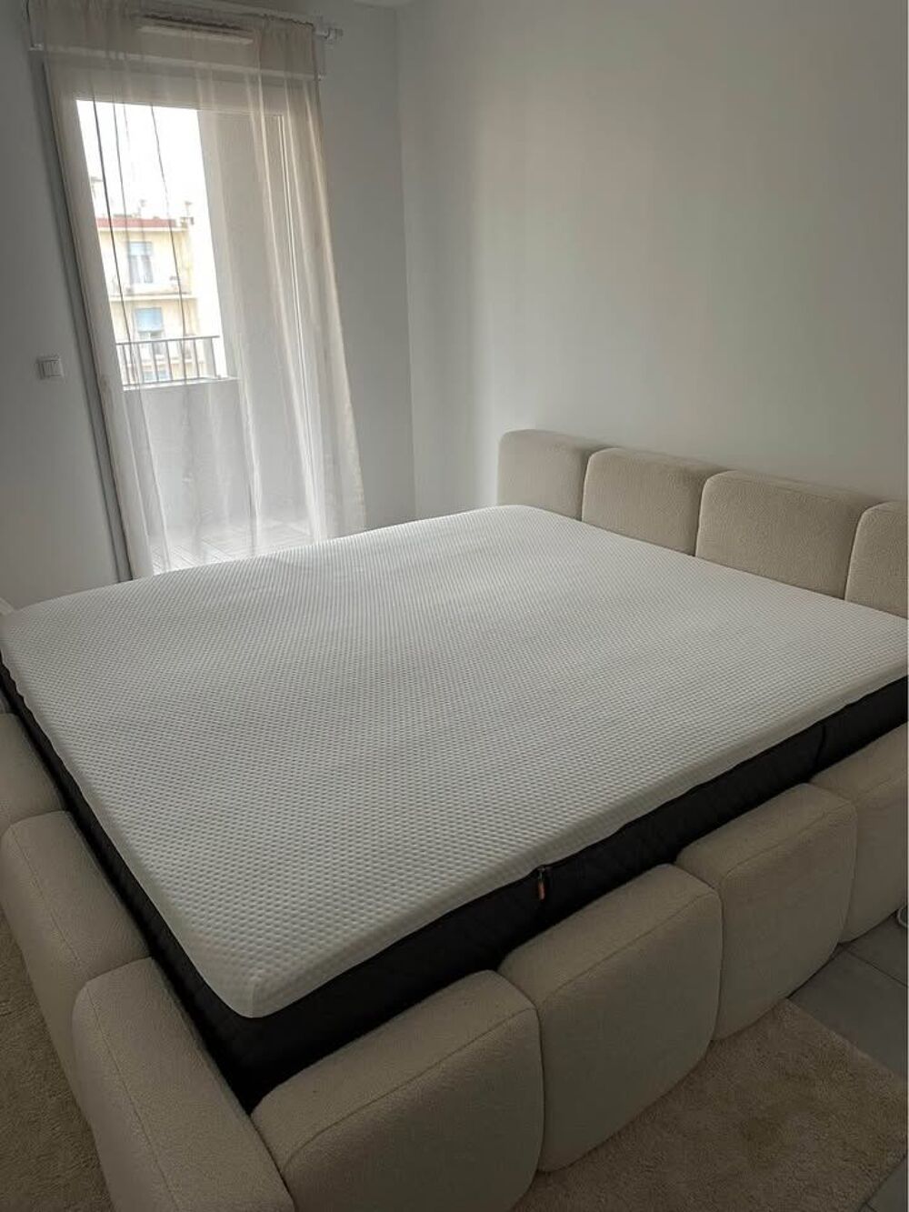 Grand Lit double 180 x 200 cm design bouclette beige neuf Meubles