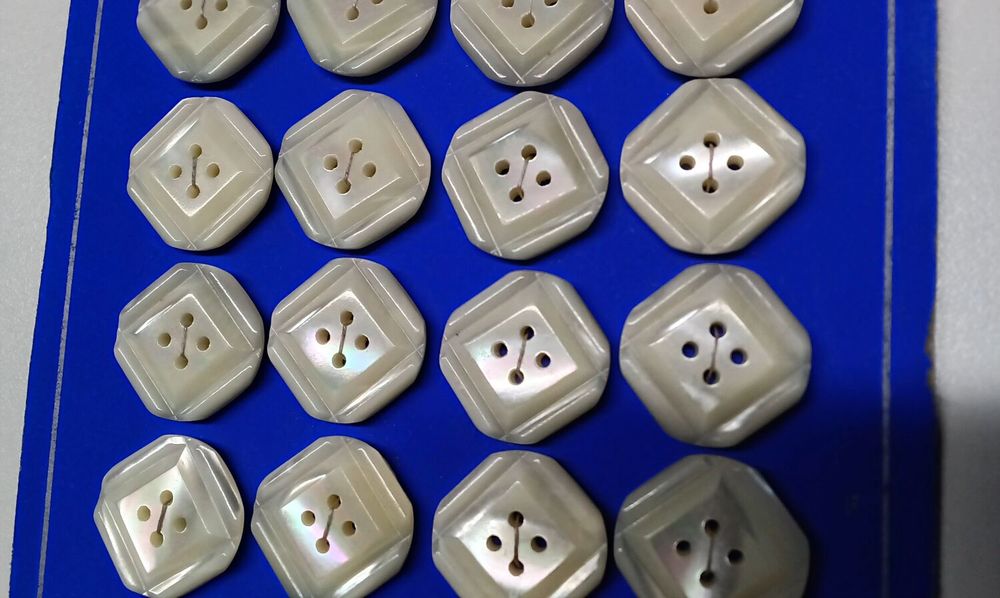 24 boutons mercerie vintage nacre v&eacute;ritable " GRAND CHIC" Maroquinerie