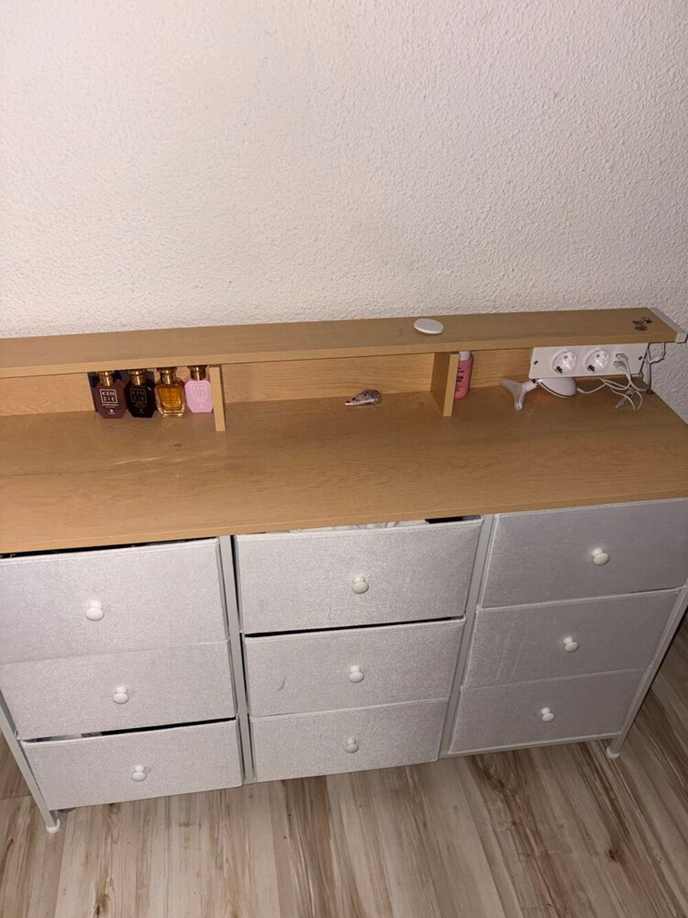 Meuble de Rangement avec 9 Tiroirs et Eclairage LED, Multiprise, Meubles