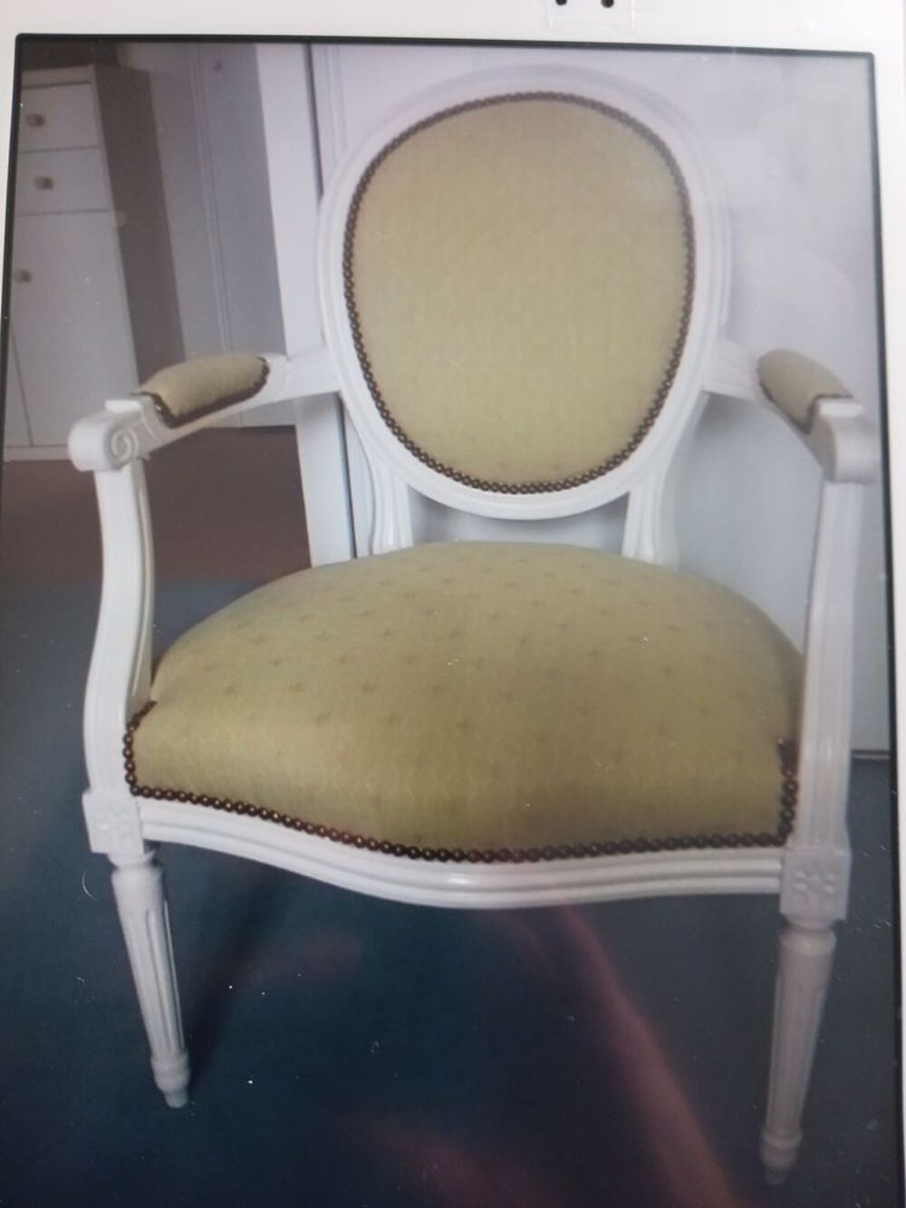 Deux fauteuils et leurs repose pieds. Meubles