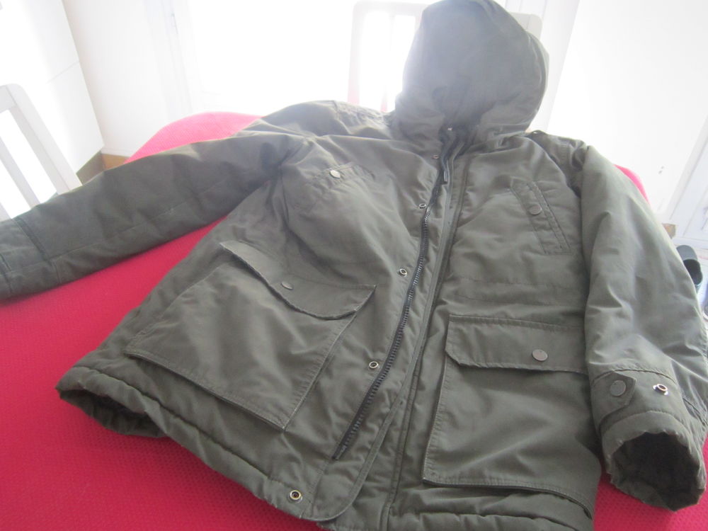 Une parka de couleur noire (homme) Vêtements enfants