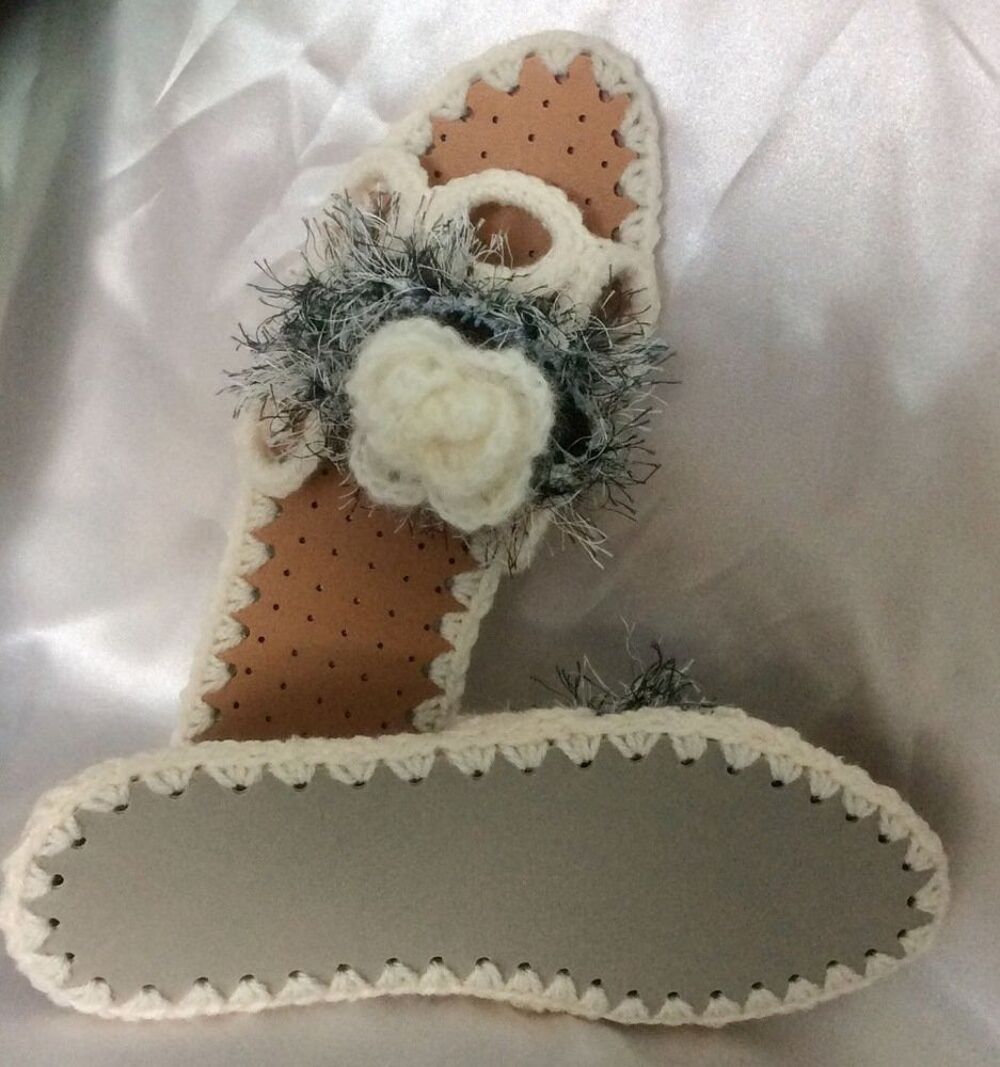 Chic chaussons - tongs avec semelles anti d&eacute;rapa,pour femme. Chaussures