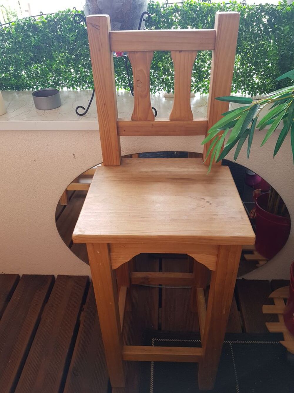 Table et chaises hautes. Meubles