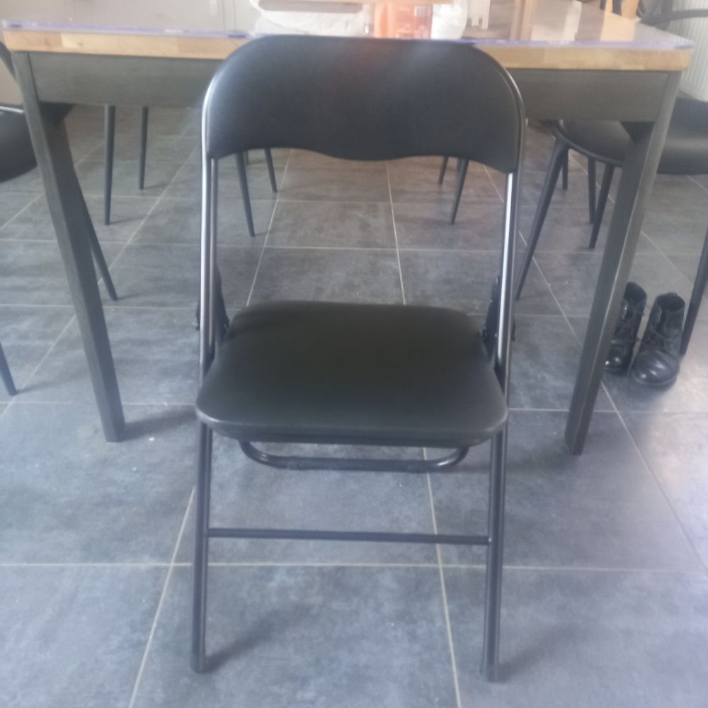 Lot de 12 Chaises pliantes noires, &eacute;tat neuf. Meubles