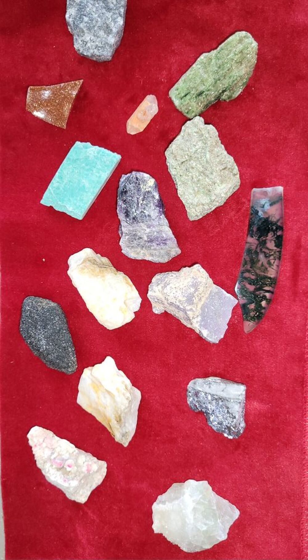 Collection de petites pierres naturelles (min&eacute;raux et cristaux) 